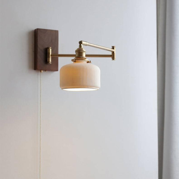 Wandleuchte aus Keramik mit Holzplatte