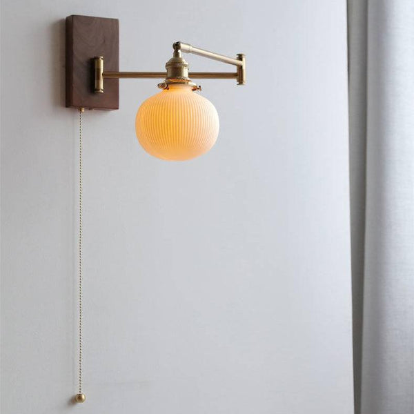 Wandleuchte aus Keramik mit Holzplatte