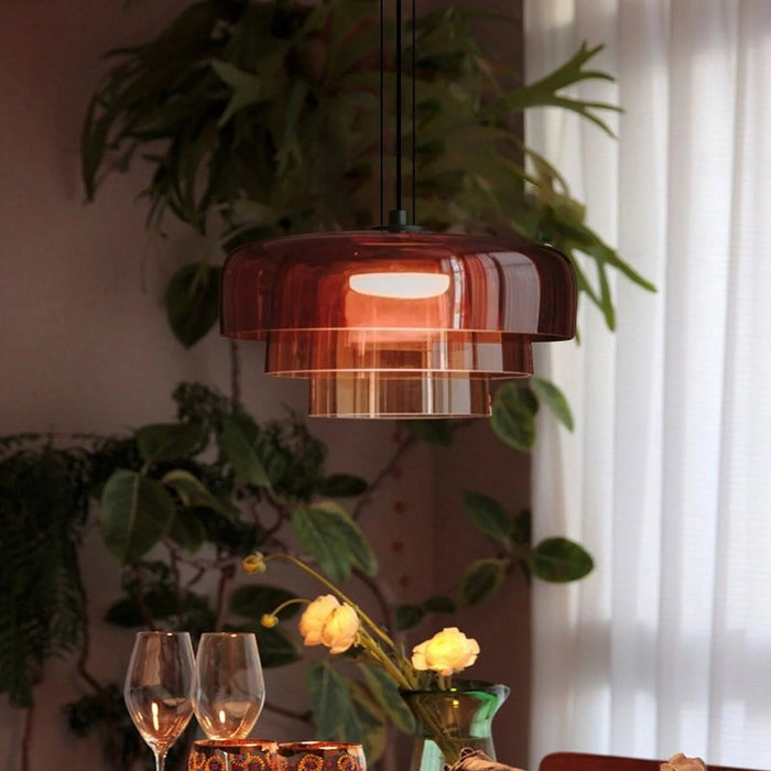 Deckenleuchte aus Glas mit historischem Charme und moderner Funktionalität