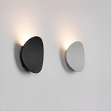 Moderne, elegante Wandleuchte in der Abenddämmerung