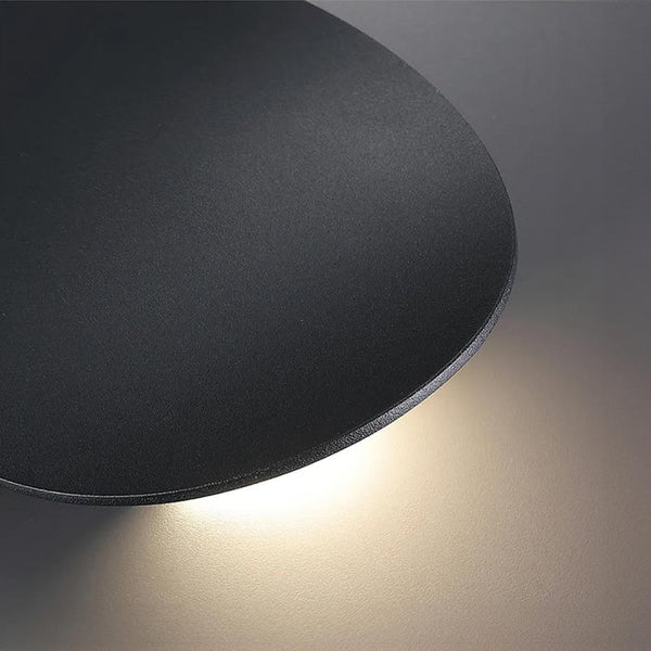 Moderne, elegante Wandleuchte in der Abenddämmerung