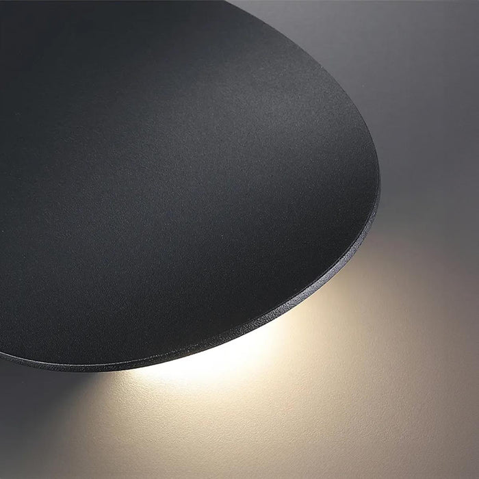 Moderne, elegante Wandleuchte in der Abenddämmerung