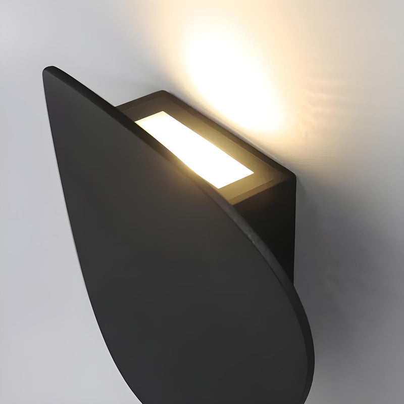 Moderne, elegante Wandleuchte in der Abenddämmerung