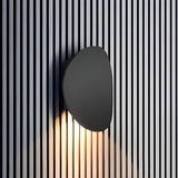 Moderne, elegante Wandleuchte in der Abenddämmerung