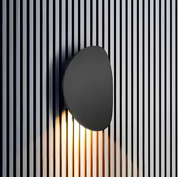 Moderne, elegante Wandleuchte in der Abenddämmerung