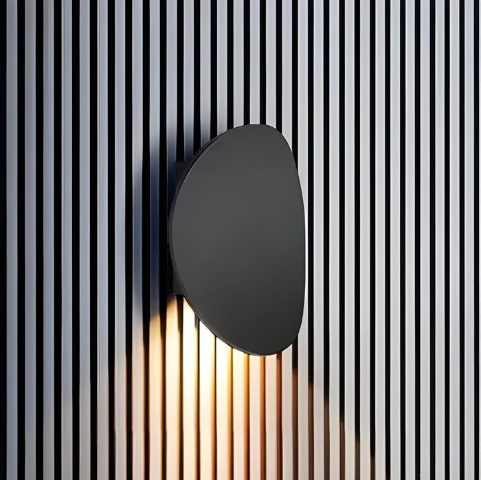 Moderne, elegante Wandleuchte in der Abenddämmerung