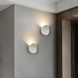 Moderne, elegante Wandleuchte in der Abenddämmerung