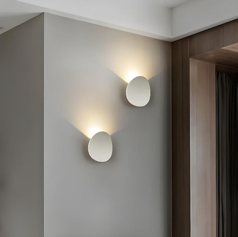 Moderne, elegante Wandleuchte in der Abenddämmerung