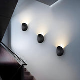 Moderne, elegante Wandleuchte in der Abenddämmerung