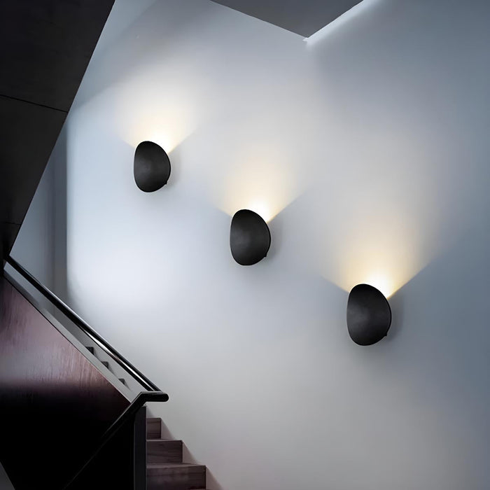 Moderne, elegante Wandleuchte in der Abenddämmerung