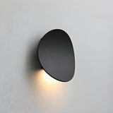 Moderne, elegante Wandleuchte in der Abenddämmerung