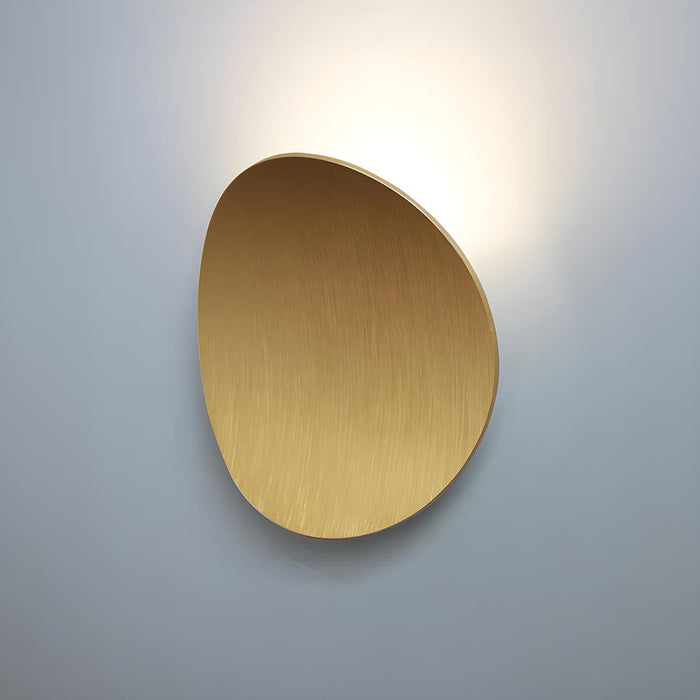 Moderne, elegante Wandleuchte in der Abenddämmerung