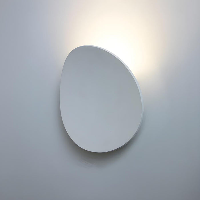Moderne, elegante Wandleuchte in der Abenddämmerung