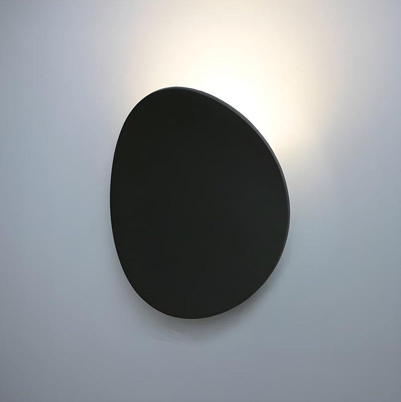 Moderne, elegante Wandleuchte in der Abenddämmerung