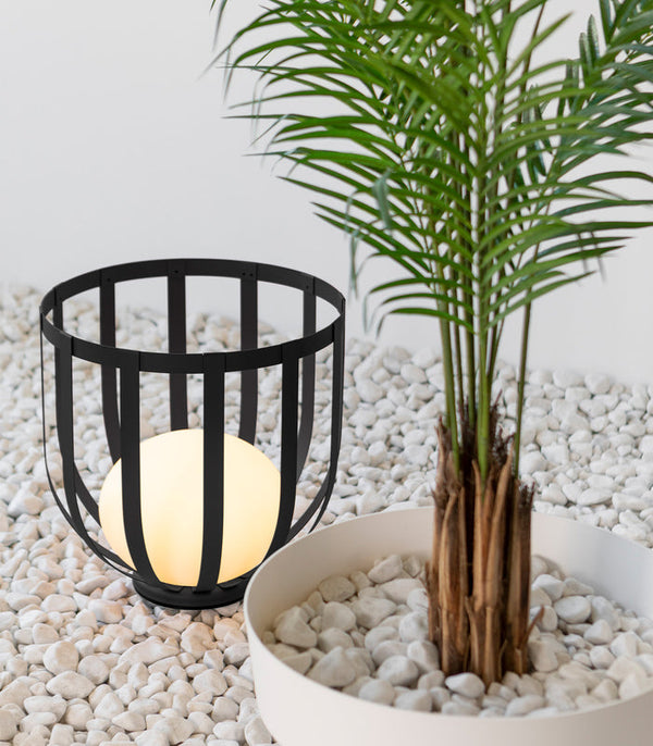 Luxuriöse Gartenlampe mit Blumenkasten