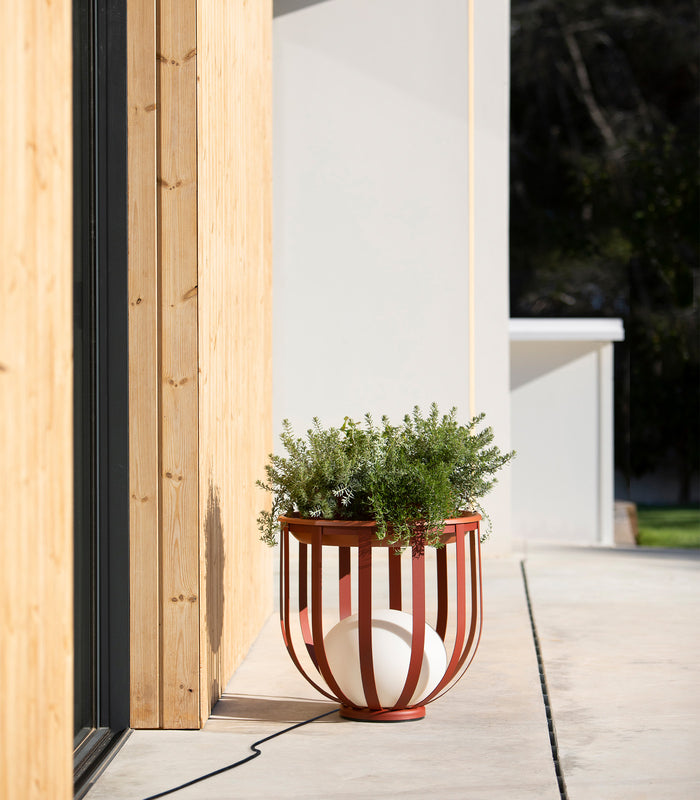 Luxuriöse Gartenlampe mit Blumenkasten