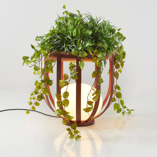 Luxuriöse Gartenlampe mit Blumenkasten