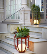 Luxuriöse Gartenlampe mit Blumenkasten