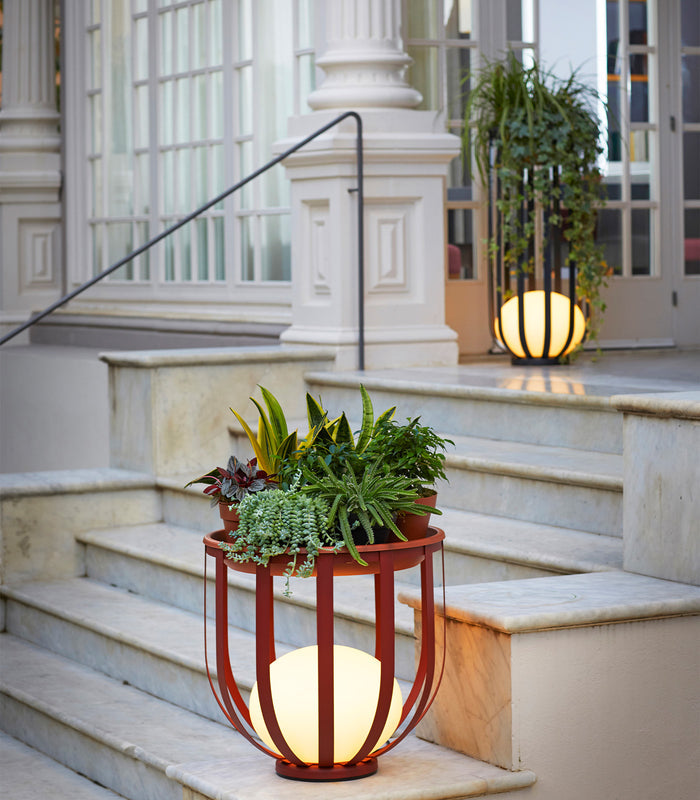 Luxuriöse Gartenlampe mit Blumenkasten