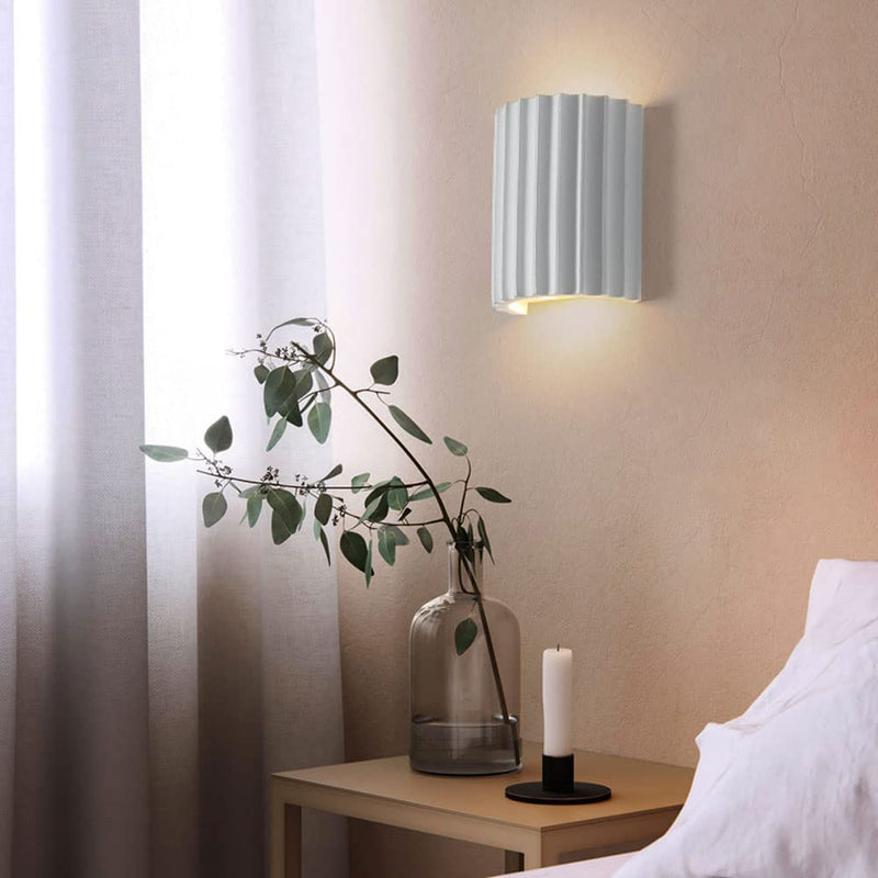 Moderne halbrunde Wandleuchte aus Kunstharz für das Wohnzimmer